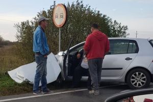 Două persoane la spital după ce o maşină s-a răsturnat, pe drumul Timişoara-Moraviţa