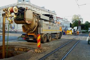 După ȘANȚURILE pentru reabilitarea reţelelor de canalizare, acum au apărut GROPI în centrul Aradului (FOTO)