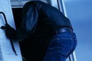 Trei indivizi din judeţul Botoşani au spart o locuinţă, de unde au furat electrocasnice