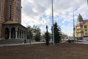 Era catargelor tricolore, acum şi în faţa catedralei! Steagurile sunt cadoul lui Culiţă Chiş pentru Robu