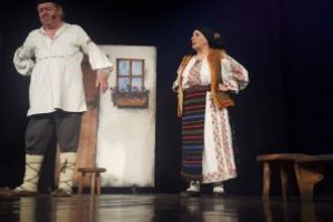 Cei mici sunt invitati, maine, la teatru. Actorii-papusari pun in scena povestea “Fata babei si fata mosneagului”