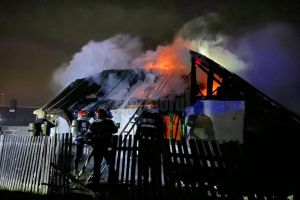 O casă a fost distrusă într-un incendiu, izbucnit miercuri seara în zona Serpentine