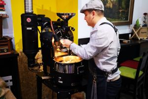 VIDEO Primul prăjitor de cafea la un local din Botoşani. Cafeaua este prăjită în faţa clienţilor