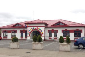 O grădiniţă de la ţară le dă clasă celor de la oraş