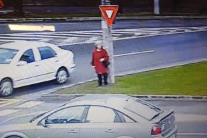 FOTO. Sătmăreancă (79 ani) cu Alzheimer, în pericol, în centrul unei intersecţii