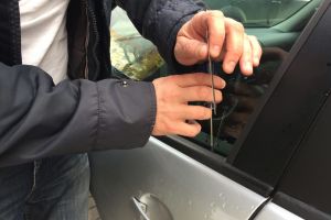Tânăr din municipiul Topliţa, bănuit de comiterea mai multor furturi din autovehicule