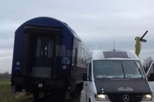 Microbuz lovit de tren la Gălăneşti