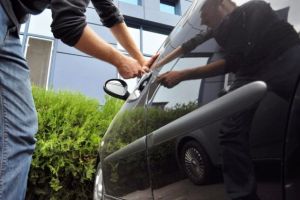 VULTURU: Bărbat cercetat pentru că a furat un portofel dintr-o maşină