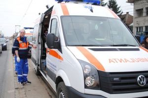 Femeie lovită cu maşina de un şofer neatent, chiar pe trecerea de pietoni. Victima, la spital