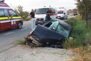 Accident in comuna Cerasu, satul Slon. O femeie fara permis s-a izbit cu masina intr-un cap de pod. Doua victime