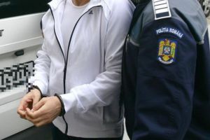 Un băiat de 14 ani din Oradea, arestat pentru tâlhărie calificată. Împreună cu un alt tânăr, a agresat o fată şi i-a furat telefonul mobil