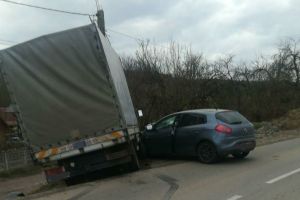 Trei adulţi şi doi copii, transportaţi la spital în urma unui accident la Șieuţ (FOTO)
