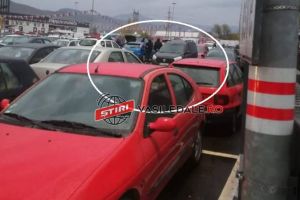 FOTO. Percheziţii în parcarea unui supermarket. Doi sătmăreni au fost încătuşaţi de mascaţi