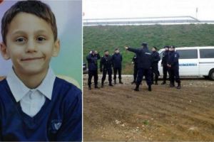 Un copil de 8 ani a fost găsit mort într-o groapă cu dejecţii animale