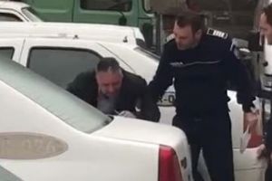 VIDEO. Poliţist filmat când plânge în hohote în curtea IPJ Arad. Cercetat pentru şantaj