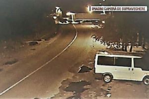 VIDEO: Accident surprins cu o cameră de supraveghere în Bihor. Un şofer de TIR a trecut cu maşina peste doi oameni