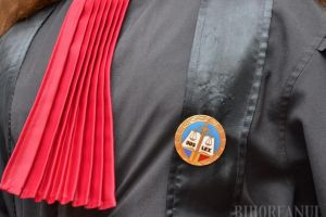 Judecătoare tânără, găsită înjunghiată în gât, lângă propria maşină