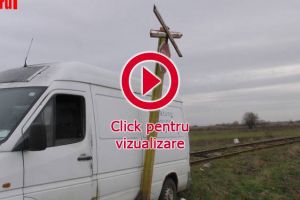 Microbuz acroşat de trenul Putna-Suceava. ...