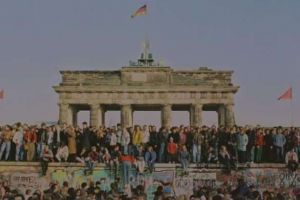 9 noiembrie – căderea ZIDULUI Berlinului, simbolul divizării Germaniei şi a confruntării dintre EST şi VEST