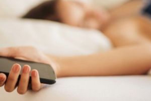 Un cunoscut psiholog explică. Drama generaţiei cu telefonul în pat