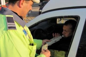 Șoferi beţi prinşi în trafic de poliţişti. Unul dintre ei a intrat cu maşina într-un copac, pe strada Crinului