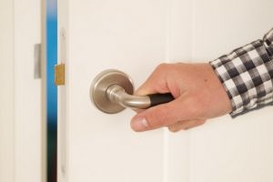 Un tânăr din Bihor a furat 7.000 de lei din casa unei consătene. Femeia lăsase uşile deschise