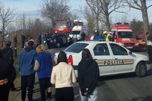 NEWS ALERT: Două VICTIME prinse între fiarele maşinilor, în urma unui ACCIDENT GRAV! Sunt SCURGERI DE COMBUSTIBIL (FOTO)