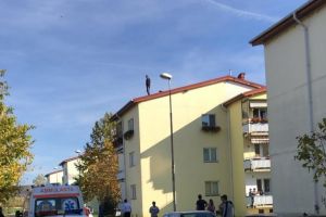 FOTO Un sibian beat s-a urcat pe bloc – Ameninţă că se aruncă