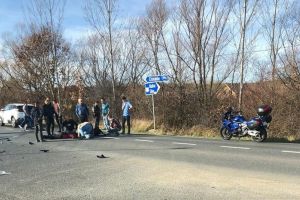 Accident la ieşire de pe autostradă spre Cisnădie – Motociclistă lovită grav de o maşină