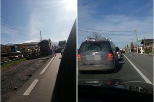 Impact violent la Tălmaciu – Un camion a lovit două maşini