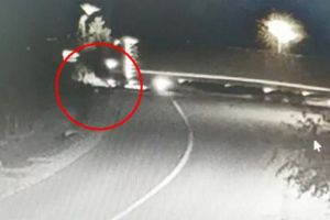 VIDEO Accident cumplit! Momentul în care un şofer ucide doi tineri cu un camion