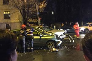 Accident în Oradea, provocat de o şoferiţă de 74 de ani care a trecut pe roşu. Trei persoane, între care o fetiţă de 10 ani, au ajuns la spital