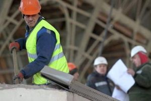 Un muncitor, dat afară la o zi după angajare pentru că a cerut concediu fără plată, şi-a dat în judecată angajatorul