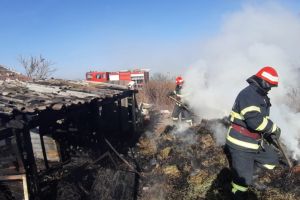 Incendiu cu risc de propagare, la o casa din judetul Tulcea. Activitatea pompierilor Statiei Babadag astazi