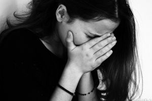 O fată de 12 ani a furat bani din casă şi a fugit la iubitul ei de 19 ani. Vorbea de 2 ani cu el pe internet