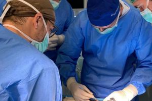 Transplant osos la Spitalul Militar din Timişoara, la un pacient de 53 de ani cu ruptură de ligament