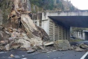 Cadere de bolovani pe Transfagarasan. Circulatia in zona, blocata