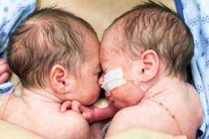 Emoţionant! Doi bebeluşi din Botoşani au învins moartea. Au venit pe lume „ţinându-se de mână”
