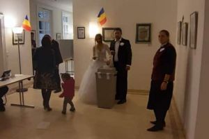 FOTO. Momente speciale la o secţie de votare din Germania: Doi miri şi câţiva nuntaşi au venit la vot direct de la nuntă