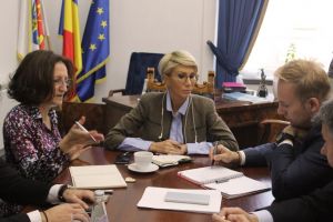 FOTO – Vicepremierul Raluca Turcan i-a spus ministrului Sănătăţii să ajute Sibiul să aibă un spital nou