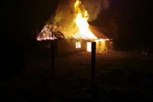 Un cazan de fiert ţuică din Mărişelu a luat foc (VIDEO)