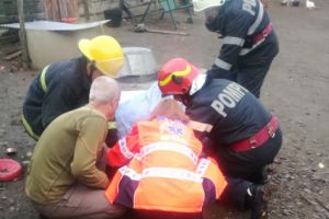 FOTO La un pas de tragedie! O femeie din Botoşani a căzut, duminică dimineaţă, în fântână