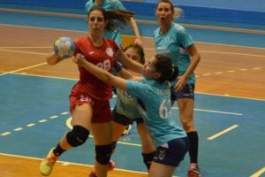 Handbalistele cedează în derby şi pierd teren