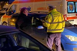 Femeie rănită după ce a fost lovită puternic pe trecerea de pietoni de o şoferiţă neatentă