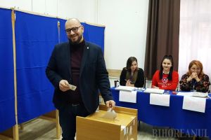 Liderul USR Bihor, Silviu Dehelean, de dimineaţă la vot: 