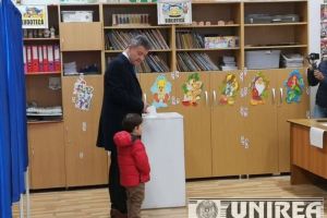 VIDEO| ALEGERI PREZIDENȚIALE 2019. Europarlamentarul Mircea Hava, cu nepoţelul de mână la vot: „Am votat pentru o ţară normală”