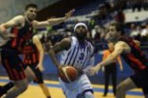 Baschetbaliştii au în continuare viaţă grea. Reproşuri pentru arbitraj după meciul de la Cluj