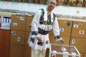 Alexandru Cîmpeanu (PSD), la vot în costum tradiţional românesc