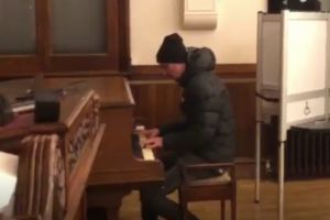 VIDEO Moment emoţionant în Diaspora – Un român a cântat la pian în secţia de votare