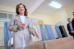 FOTO – Carmen Iohannis optimistă la vot: Vă invit pe toţi la vot